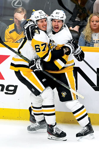 Zucker late goal lifts Pens